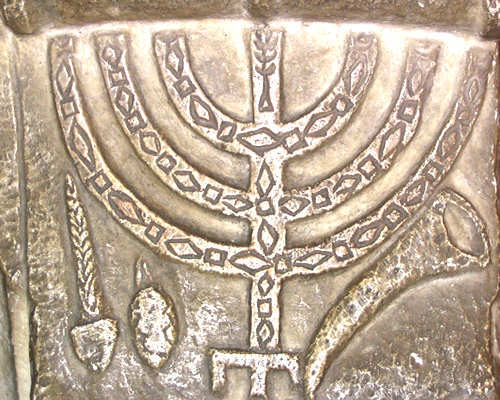 Sinagoga-Ostia-Antica-candelabro